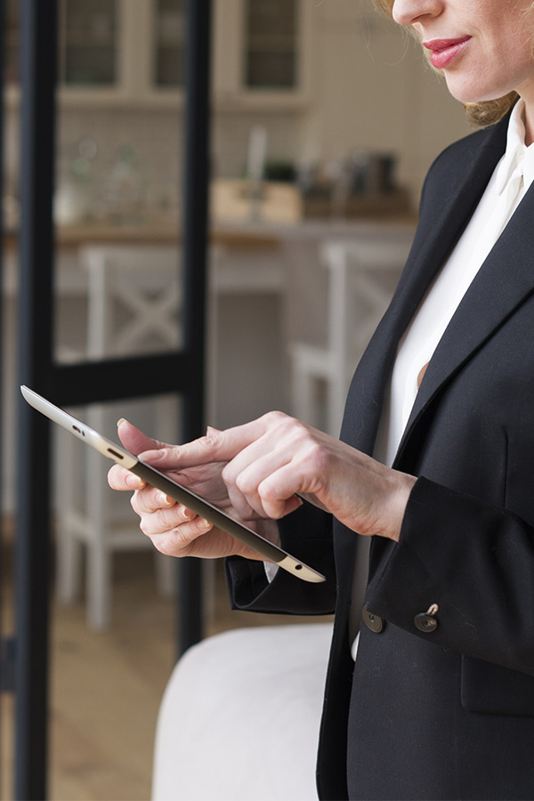 femme qui utilise sa tablette