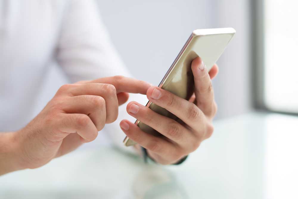 homme qui utilise son téléphone