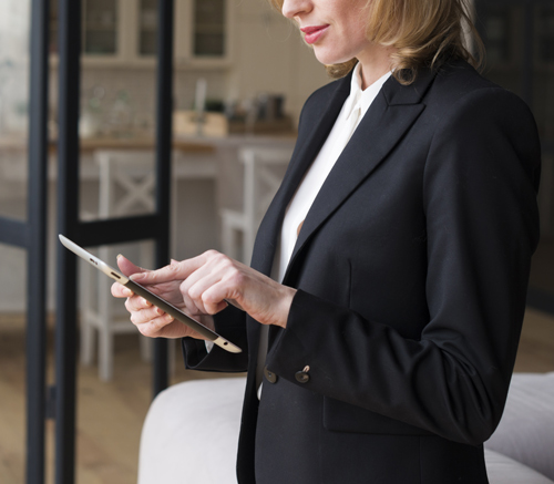 femme qui utilise sa tablette